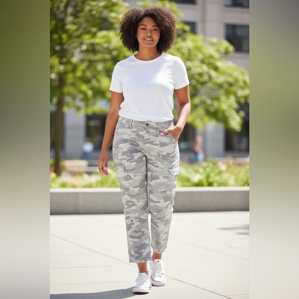 Democracy Gray Camo Cropped Cargo Pants - Picture 3 of 8